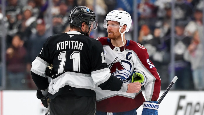 Deux hockeyeurs se font une accolade.