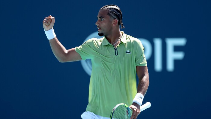 Un joueur de tennis serre le poing après une victoire.
