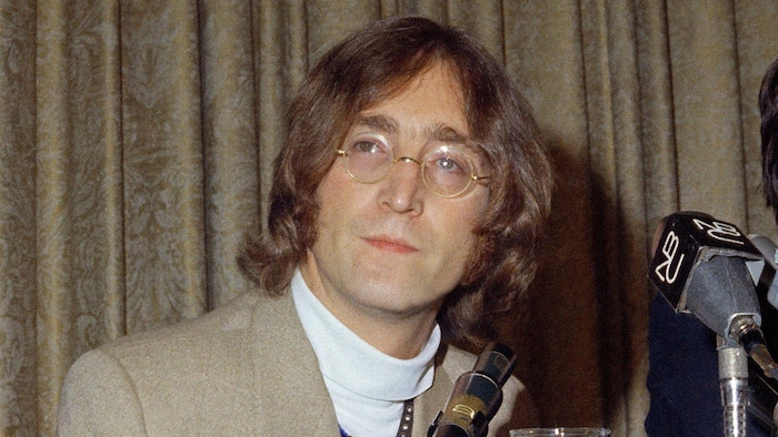 John Lennon participe à une conférence de presse en 1971.