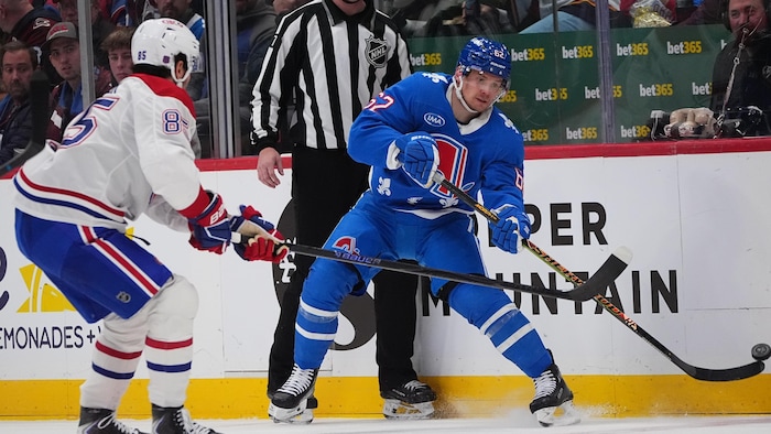 Alexandre Texier surveille Artturi Lehkonen, dans l'uniforme des Nordiques.