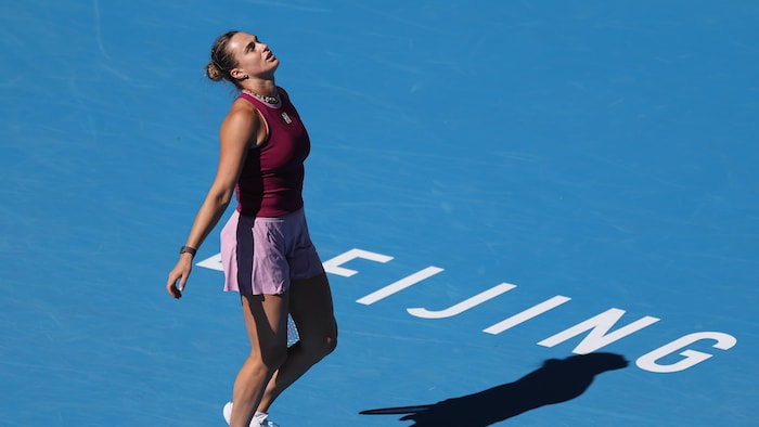 Une joueuse de tennis sur le terrain.