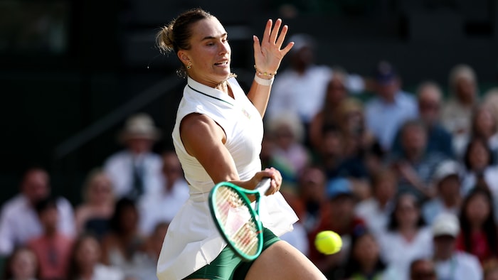 Une joueuse de tennis frappe un coup droit.