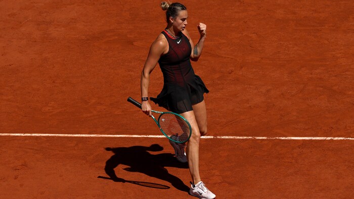Elle brandit le poing après un coup gagnant.