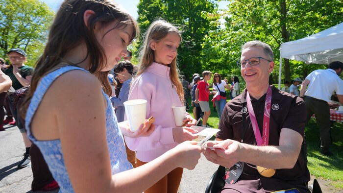 Gilbert Dash signe un autographe.