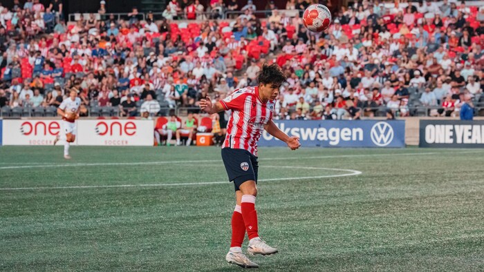 Un joueur de shot frappe le ballon de la tête.