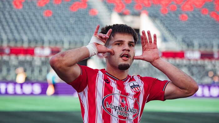 Un joueur de shot    fait la grimace en absorption  de la foule après avoir marqué un but.