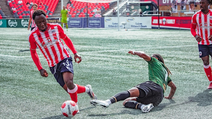 Un joueur déjoue un adversaire pendant un lucifer de soccer.