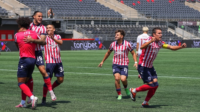 Des joueurs de shot    courent vers les lignes de côté en s'agitant determination    démontrer leur joie après avoir marqué un but.