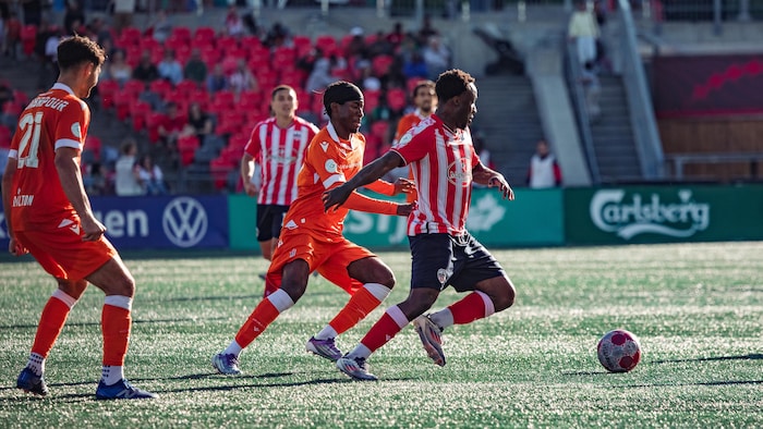 Un joueur de shot    est agrippé par un adversaire pendant une rencontre professionnelle.