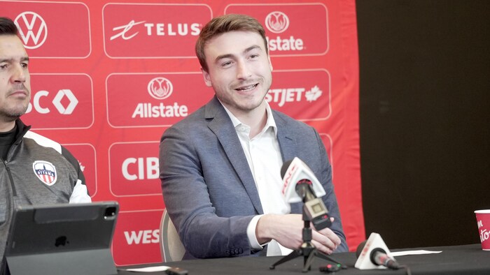 Un dirigeant d'une équipe de soccer professionnel prend la parole pendant une conférence de presse.