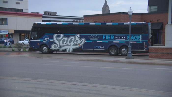 Autobus avec couleurs des Sags.