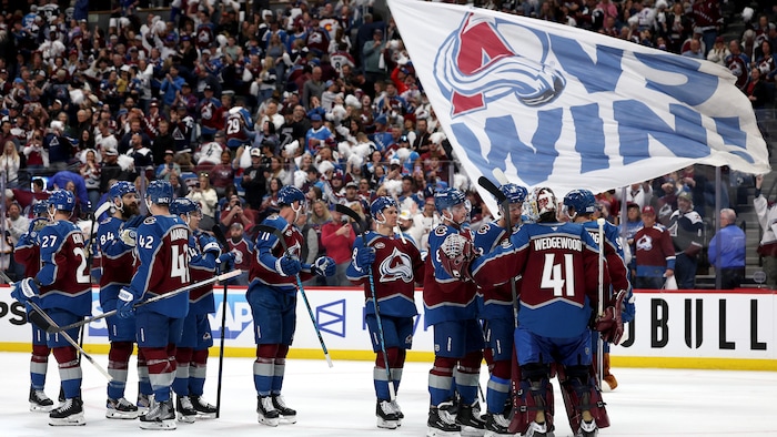 Les joueurs célèbrent leur victoire sur la glace.