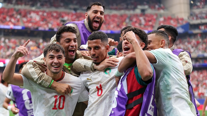 Des joueurs marocains célèbrent leur victoire.