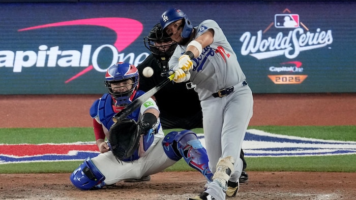 Un joueur des Dodgers de Los Angeles frappe la balle.