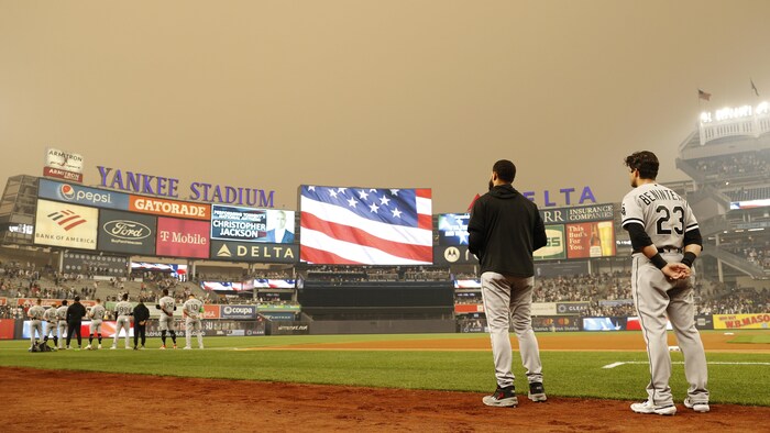 La vue d'un stade de baseball sous un ciel orangé.