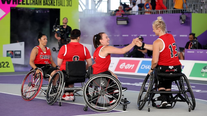 Des basketteuses en fauteuil roulant se félicitent après un match.
