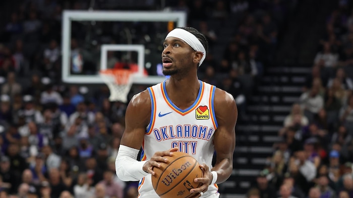 Shai Gilgeous-Alexander s'apprête à lancer le ballon.