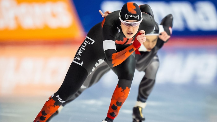 Béatrice Lamarche, en action, sur un anneau de glace.
