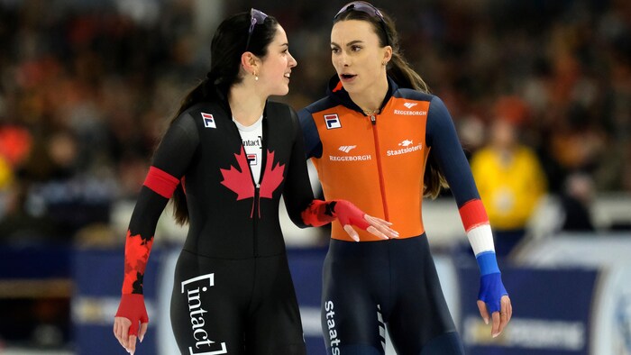 Deux patineuses discutent après leur course.