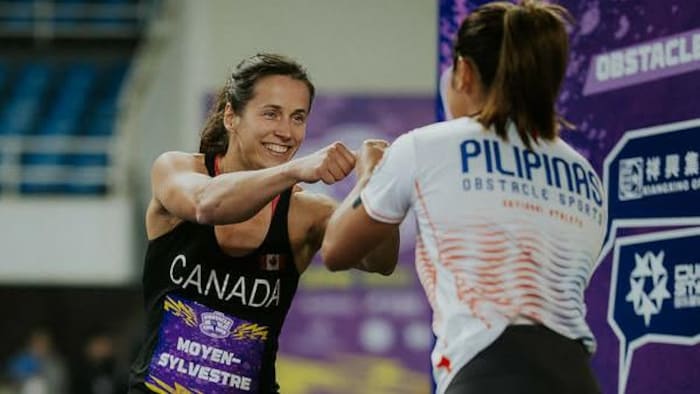 Elle salue une autre athlète avant une compétition.