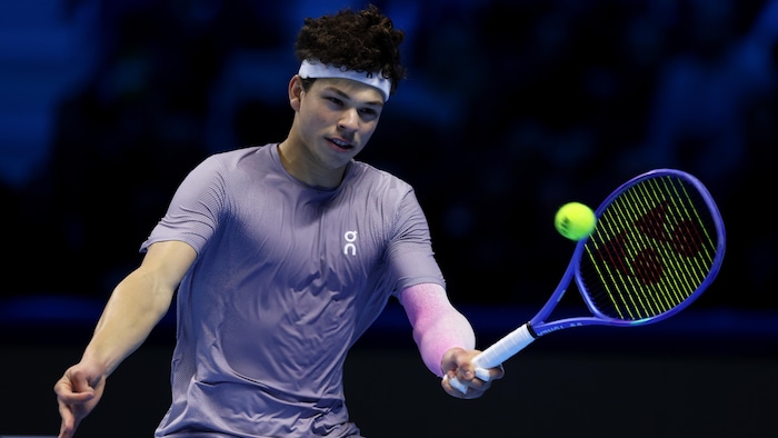 Un joueur de tennis frappe un coup droit.