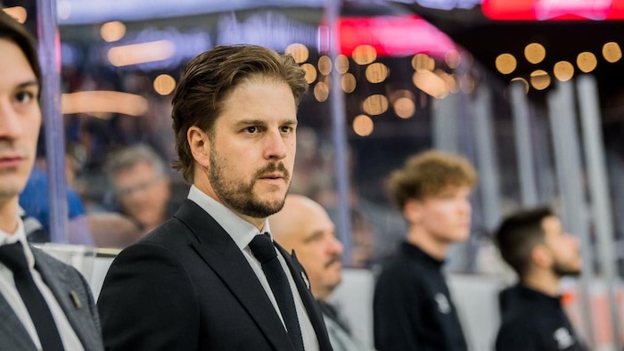 Benoit Desrosiers derrière le banc des Olympiques.