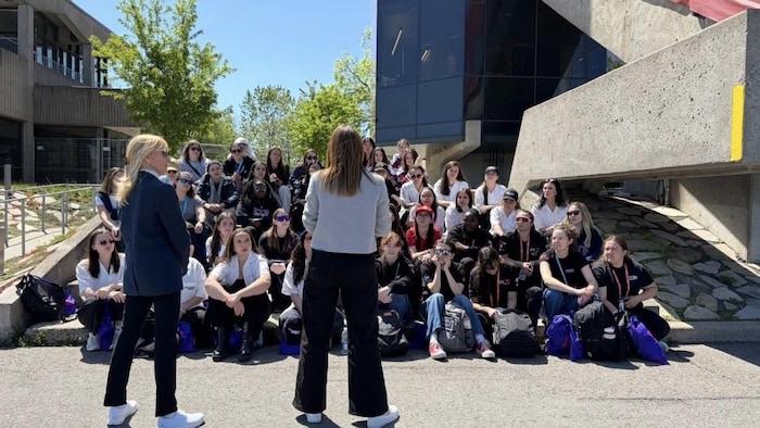 Une photo de groupe dans des escaliers. 