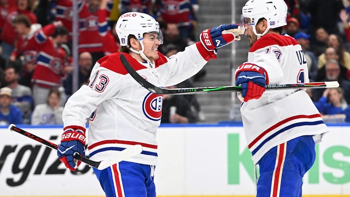 Deux joueurs de hockey.