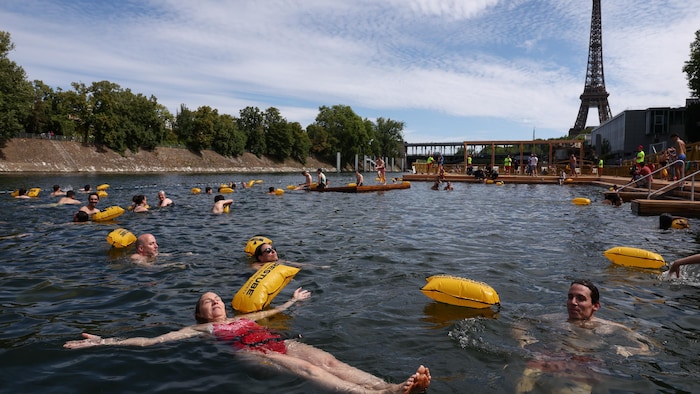 Des baigneurs passent du bon temps dans un fleuve.