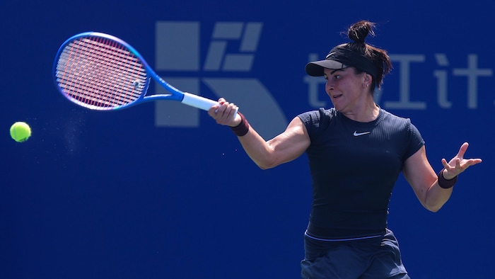 Une joueuse de tennis frappe un coup droit.