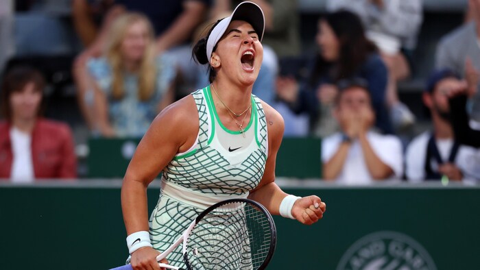 Une joueuse de tennis exprime sa joie en criant pendant un match.