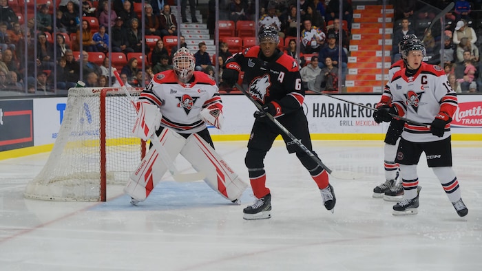 L'attaquant se tient devant le filet adverse.