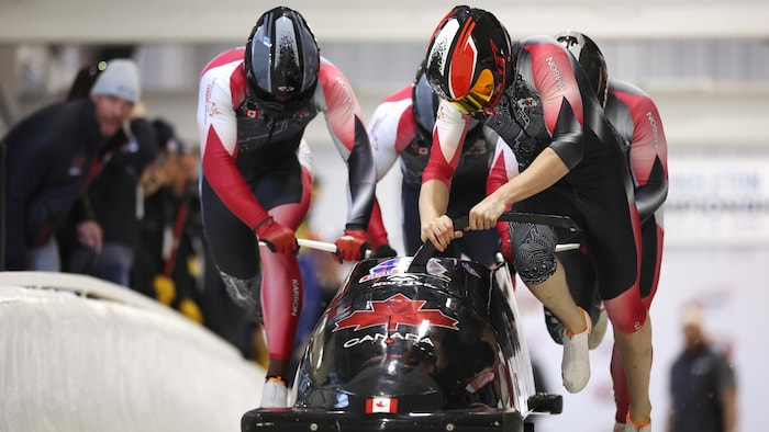 Des bobeurs poussent leur engin.