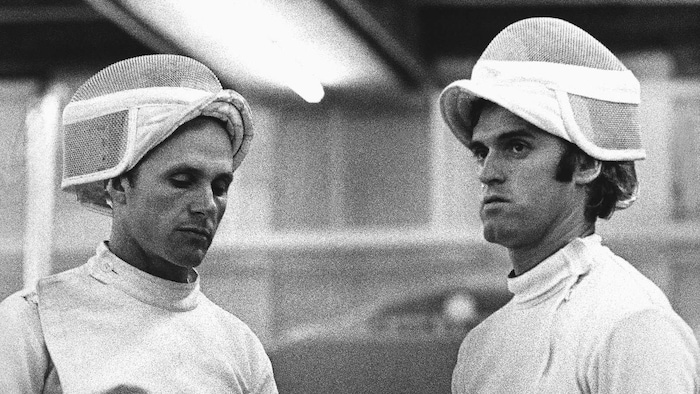 Deux escrimeurs discutent lors d'une pause.