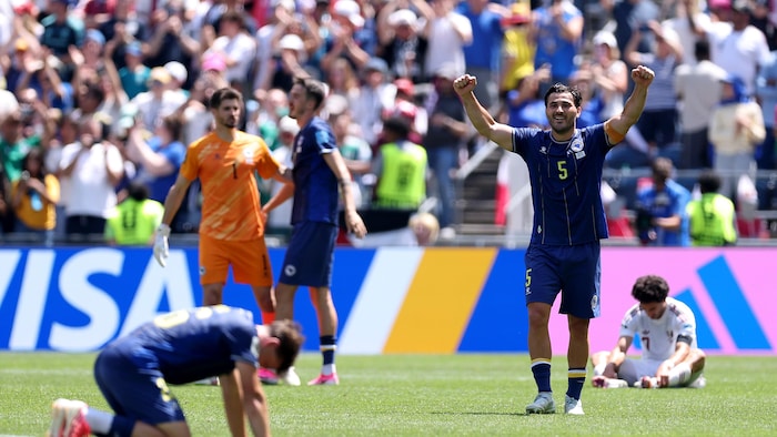 Des joueurs célèbrent leur victoire.