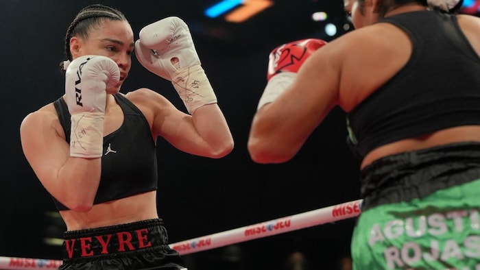 Deux boxeuses s'affrontent dans un ring.