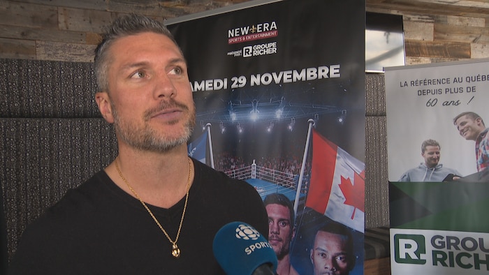 Un homme parle au micro lors d'une entrevue.