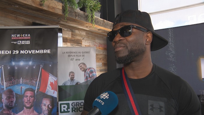 Un homme parle au micro lors d'une entrevue.