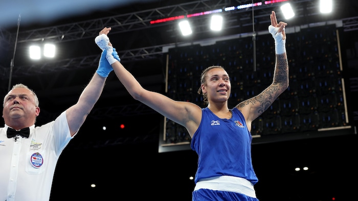Le bras de Tammara Thibault, en bleu, est soulevé par l'officiel afin d'annoncer sa victoire en finale des Jeux du Commonwealth, en 2022.
