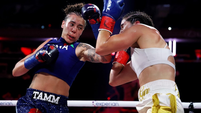 Deux boxeuses s'affrontent dans le ring.