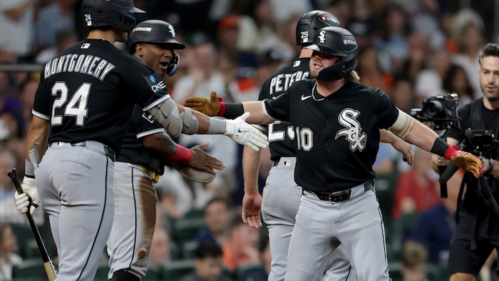Des baseballeurs se tapent dans la main.