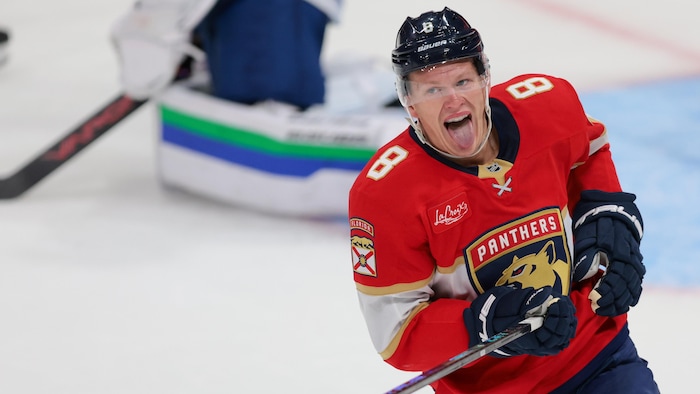 Un hockeyeur sort sa langue pour célébrer un but.