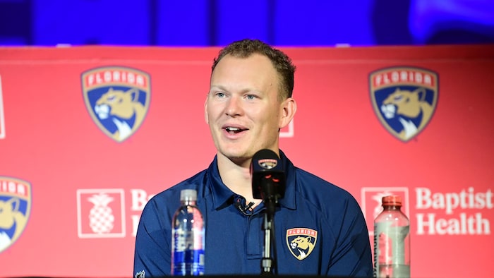 Brady Tkachuk lors de la conférence de presse à Sunrise.