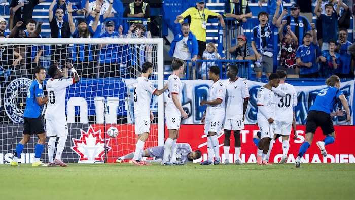 Un gardien de soccer déjoué, derrière ses coéquipiers.