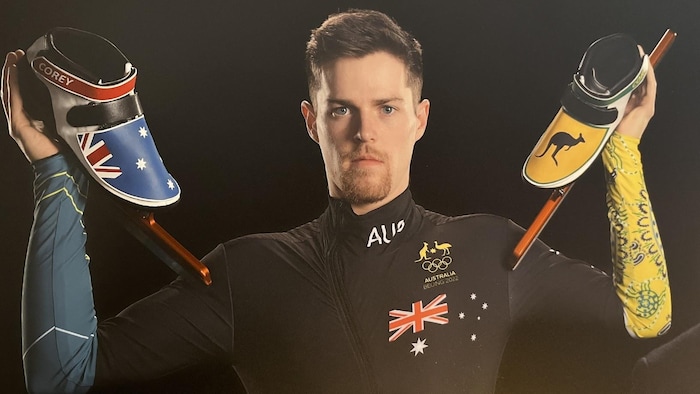 L'un des patins porte le drapeau de l'Australie, l'autre, un dessin de kangourou.