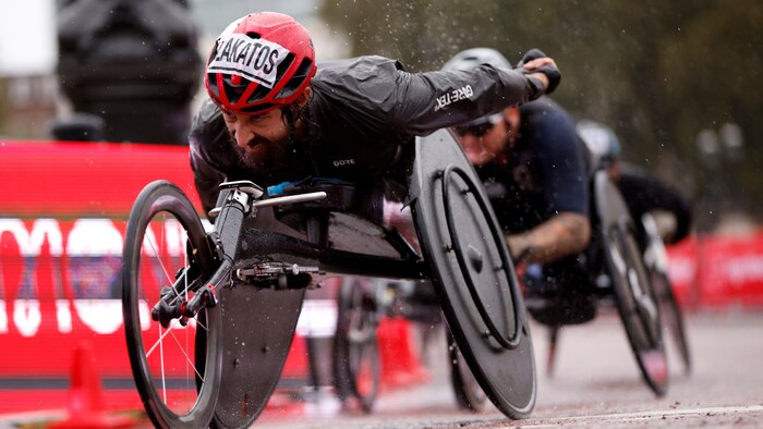 Un homme roule sous la pluie.