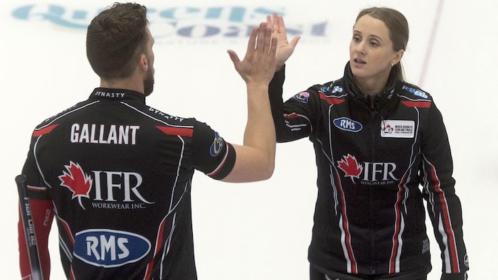 Brett Gallant et Jocelyn Peterman se tapent dans la main droite.