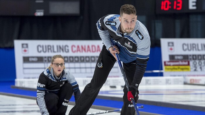 Brett Gallant (à gauche) et Jocelyn Peterman sur la piste de curling. 