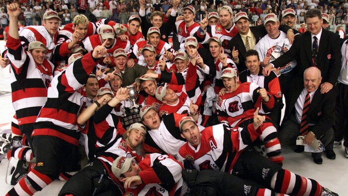 Les joueurs et les entraîneurs des 67’s d’Ottawa célèbrent la Coupe Memorial en 1999.