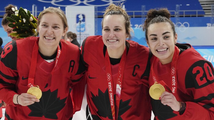 Brianne Jenner, Marie-Philip Poulin et Sarah Nurse posent avec leur médaille d'or.